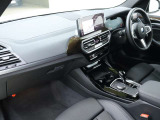 視線の先に自然と情報が集まり必要な操作へスムーズに手が届くBMWならではのコックピット。洗練されたデザインと上質な素材が調和し乗り込んだ瞬間からドライバーの走る歓びを日常に感じる空間です。