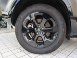20インチホイール装備!力強さと重厚感を感じさせる立体感のあるスポーク、車体全体のバランスを考慮した洗練されたデザイン性でディフェンダーの魅力を際立たせます!