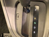 操作しやすいATシフトです。シフトチェンジを気にしなくてよいので運転だけに集中できますね。自然と手に届くところにある、手になじむ形状のシフトノブがいいですね。