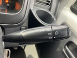 レバーには方向指示や灯火類の表示が見やすくまとめられ、運転席から位置を把握しやすい配置です。走行中も必要な操作を確認しやすい実用的な装備です。