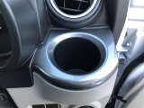 運転席・助手席用と2つのカップホルダーを装備しています。