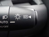 【ハイビームアシスト】先行車または対向車の有無や周辺の明るさなどに応じて、ヘッドライトのハイビーム(上向き)とロービーム(下向き)を自動で切り替えます。