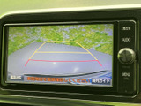 後方の映像に目安となるガイド線が重なり、駐車時に周囲との位置関係を確認するのに役立ちます。画面で状況を把握しやすく、駐車をサポートする便利な装備です。