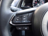 【ステアリングスイッチ】ステアリングスイッチは運転姿勢や視線を崩さずに操作が可能です。左側にはオーディオ類があります。