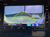 リバースギアに入れるだけで後方の表示へ切り替わります。夜間や雨の日の駐車も楽になりますよ。