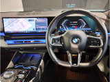 BMWのステアリングはドライバーと車体が一体感に感じれるような操作性を実現しております。また、握りやすさや操作性を向上するためにスイッチ類も配置されております。