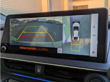 【パノラミックビューモニター】クルマを真上から見ているような映像を表示。 運転席から確認しにくい車両周囲の状況を把握できます。