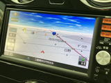 画面に地図と周辺の道路、施設名が表示され、目的地までのルート確認に役立ちます。現在地や案内情報を視線を移して把握しやすく、初めての場所への移動時にも便利です。
