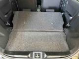 後部座席を倒せば広々とした荷室に。用途に合わせて使える便利なシートアレンジです。