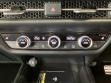 【左右独立オートエアコン】左右席で独立温度コントロールが可能です。運転席はキンキンに冷やして助手席はマイルドにと言った設定が可能です☆暑さ寒さでケンカすることもなくなりますね♪