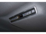 オートエアコン付車です。自動で温度と風量を設定する優れものです。