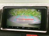 後方の様子と目安となるガイド線をモニターで確認でき、駐車時の周囲確認をサポートします。車庫入れや狭い場所での取り回しなど、日常の駐車シーンで役立つ装備です。