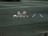 カラーヘッドアップディスプレイ付き。少ない視線移動で情報を確認できるので、運転の疲労軽減に繋がりますよ♪