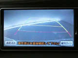 バックガイドモニター付き。車両後方の映像をナビ画面に表示し、駐車などの後退操作をサポートします。