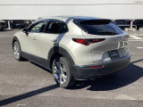 CX-30のスタイリングを特徴付けているのがボディ下部に取り回されたクラッディングパネル。ボディ面を薄く見せることと、SUVらしい力強さを表現しています♪