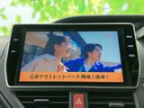 テレビ映像を楽しめる画面を備えています。停車中のひと休みや待ち時間に映像を視聴でき、画面表示も見やすく、車内で過ごす時間を快適に活用できます。