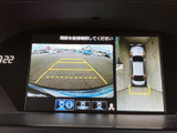 画面には後方映像と車両周囲の俯瞰表示が並び、駐車時に周囲の位置関係を把握しやすい構成です。目安のラインも確認でき、日常の駐車や狭い場所での切り返しに役立ちます。