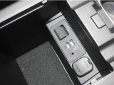 大型のアームレスト下は便利な小物入れやUSB端子装備
