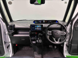 360&deg;UV&IRカット機能ガラス採用。見易い計器類と運転し易いレイアウトのドライビングポジションは、極細Aピラーの採用で視角も少なく前方&左右の見切りが良く安心して運転できます。