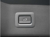 【パワーバックドア】スマートキーや運転席のボタンを押すだけでリアゲートが自動で開閉します。両手に荷物を持っている時や高い位置のバックドアを閉める際に便利な機能です。