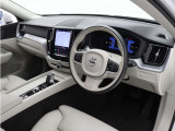 インストルメントパネルは僅かに運転席側へと傾けられているほか、余計なスイッチ類を可能な限り排し、運転に集中しやすい環境を造り出しています。