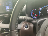 ハンドル脇に配置されたレバーには、ワイパー関連の表示がまとめられています。運転姿勢を保ったまま手元で確認しやすく、雨天時にも使いやすい装備です。