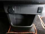 前席に小物入れがあります。