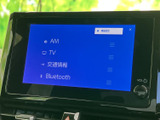 画面にはAM、テレビ、交通情報、Bluetoothの項目が表示され、用途に応じて選択できます。表示が見やすく、音量つまみも備わるため、日常の移動中にも扱いやすい構成です。