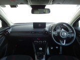 スポーティな専用装備に加え、運転席パワーシートや360&deg;ビューモニターを搭載。先進安全装備も充実した、走りと快適性を楽しめるMAZDA2です。