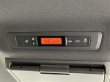 後席専用の空調調整機能付き。後部座席でも快適に過ごせます。