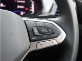 ステアリングスイッチを装備し、手元でオーディオや各種機能の操作が可能。運転中も視線移動を抑え、安全で快適なドライブをサポートします。