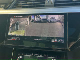 【 サラウンドビューカメラ 】車両の4つのカメラから得た映像を合成し、上空から眺めているような映像をモニターに映し出します。車両周辺の歩行者や障害物などの発見に役立ちます。