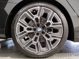 BMWの純正アロイホイールは軽量かつ強度にも優れているホイールで走行性能を引き上げる設計になっております。足元にもBMWは妥協がなくこだわっている個所になります。