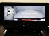 パノラミックビューモニターを装備。駐車場や交差点でクルマを真上から見るように周囲を確認できます。機能の詳細は販売店スタッフまでおたずねください。