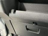 【フック】フックの用途は様々。手荷物のバッグや買い物袋、ビニール袋をぶら下げてゴミ箱にしても良いですね♪