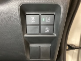 Hondaセンシング用の、VSA(ABS+TCS+横滑り抑制)解除と路外逸脱抑制機能のオンオフスイッチなどはハンドルの右側に装備しています。