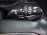 【パドルシフト】ハンドルから手を離さずに素早くシフトアップ&ダウンができるので、エンジンブレーキを使う下り坂や高速道路の合流で加速したい場面で役立ちます。