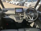 すっきりした運転席周りにはナビやエアコンの操作パネルを設置しておりますので、お一人での運転でもご安心できます。