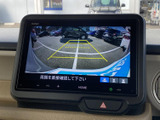 後方の様子を画面で確認でき、黄色のガイド表示も備わるため、駐車時の周囲確認を助けます。車庫入れや狭い場所での駐車など、日常のさまざまな場面で心強いサポート装備です。