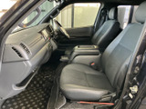 前席にはゆとりを感じる座面とアームレストが備わり、運転席まわりも見渡しやすいレイアウトです。落ち着いた室内で、普段使いの移動を快適にサポートします。