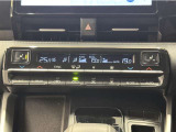 デュアルオートエアコン付きです。運転席・助手席でそれぞれ吹き出す風の温度や風量など自動調整してくれます。