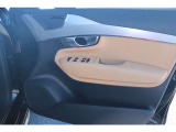 運転席ドアの全景です。キャビンを彩るすべてのものに、機能を形にした美しさが備わっています。