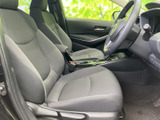 身体を支える形状の前席に、落ち着いた色合いのシートを採用しています。運転席まわりとの距離感も自然で、乗り降りの際にも室内の様子を確認しやすい空間です。