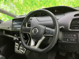 握りやすい形状で、手元には複数のスイッチを配置。運転姿勢を大きく変えずに必要な操作へ手が届きやすく、毎日の運転を快適にサポートする使い勝手のよい装備です。
