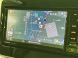 現在地周辺の道路や施設名を地図上で確認でき、目的地までの道順を把握する際に便利です。地図と案内表示が画面にまとまり、行き先を検討するときにも役立ちます。日常のお出かけを支える装備です。