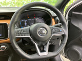 ステアリング上に複数の操作ボタンがまとまり、運転姿勢を大きく変えずに手元で扱いやすい配置です。メーターの視認性も確保しながら、日々の運転をサポートします。