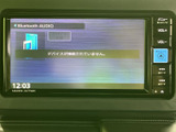 Bluetoothオーディオの画面を備え、接続状況や時刻を確認しやすい表示です。画面まわりのボタンも見やすく、音楽再生など日常の操作を手元で行えます。