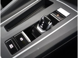 電動パーキングブレーキとオートホールド機能とを搭載しております。