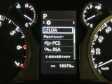 【レーンディパーチャーアラート】道路上の白線(黄線)をカメラで認識し、ドライバーがウインカー操作を行わずに車線を逸脱する可能性がある場合、ブザーとディスプレイで注意喚起サポート。