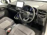 運転席まわりはスイッチや表示類が視界に収まり、前方を確認しながら過ごしやすい空間です。落ち着いた色合いのシートで、乗り降りの多い日常にもなじむ室内となっています。